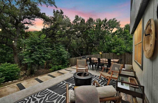Claudia · Artist Retreat on the Creek | Sleeps 10 | Hot tub