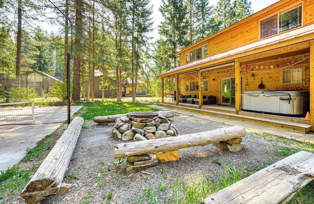 Cle Elum Lake Home w/Hot Tub & Mountain Views