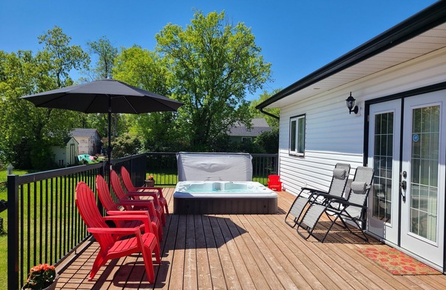 Clean Cozy Charming 3bdrm 1.5bth Lrg deck & hottub