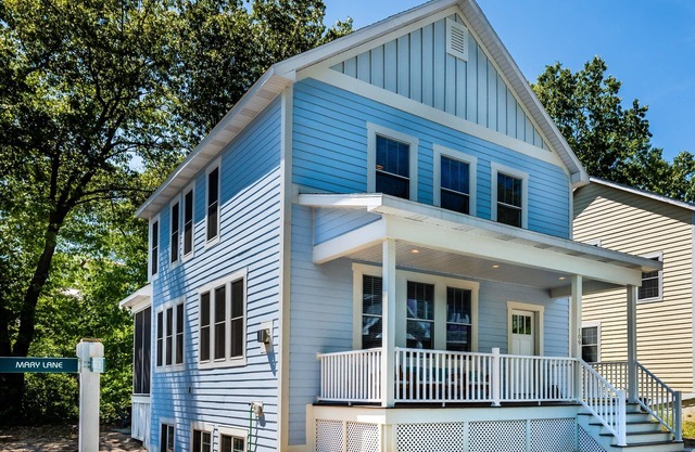 CLEAN family friendly and spacious, w/golf cart. Sleeps 12, 5 bedroom, 3.5 bath.