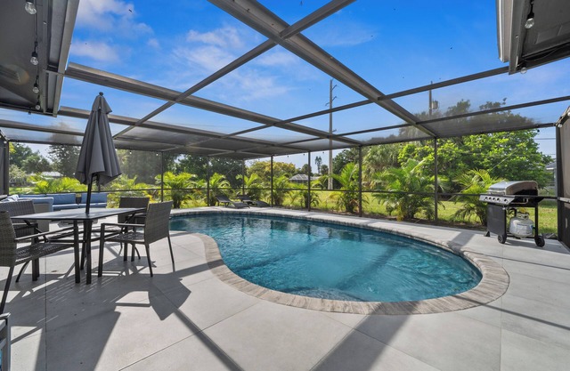 CLEAN! FREE Heated Pool! Close Beaches! Pet OK! CLEAN!