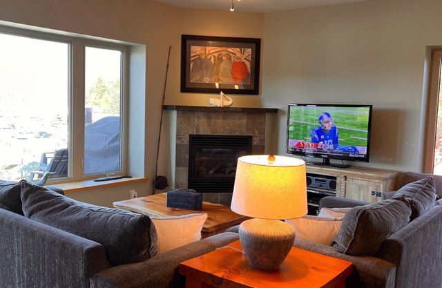 CLEAN-MODERN-WIFI-HARBOUR & MTN VIEWS-SPACIOUS-SHORT WALK TO TOWN & BEACH TRAILS