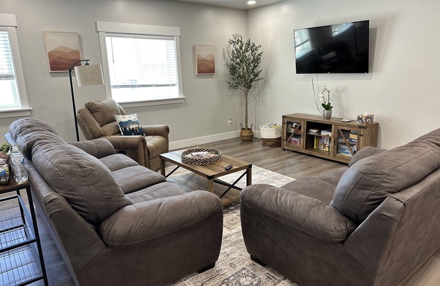Clean & Spacious 2-bedroom BASEMENT APT. AC, WiFi, full kitchen in North Ogden