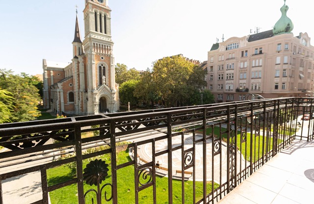 Clean, spacious luxury apt with balcony overlooking beautiful church square