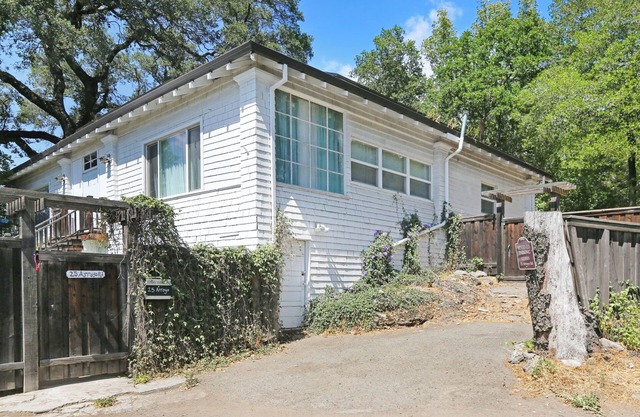Clean & Spacious-Walk to the Fairmont, great restaurants, coffee shops and wine