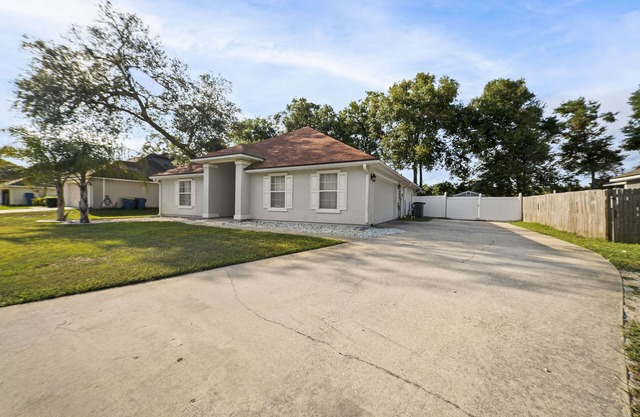 ~Clear Skies Sleeps 7 Spacious Home by Airport~