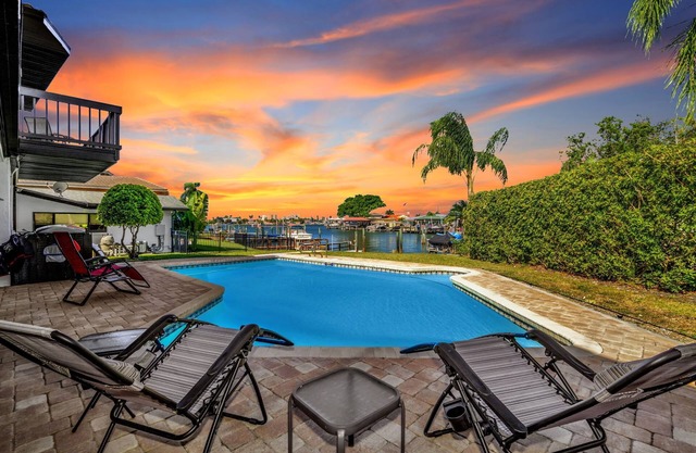 Clearwater Beach! Waterfront Modern Villa 4BD/2openLoft/4BT Pool/Boat Deck. 14p