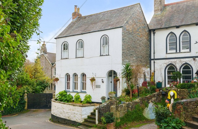 CLEMATIS HOUSE, pet friendly, with open fire in St Columb Major