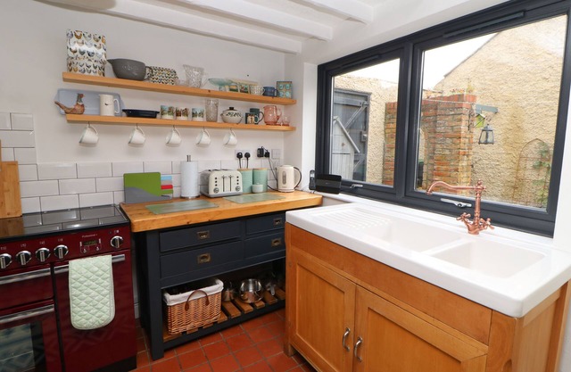 CLEMENTINE COTTAGE, family friendly, with a garden in Staindrop