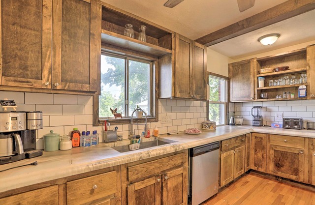 Cleveland Area Home w/Deck < 10 Mi to Dtwn!