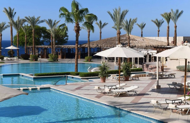 Cliff-top Escape l 2 Relaxing Rooms 2/Pool, Spa, Tennis & Private Beach Access