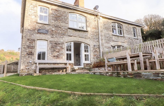 CLIFFSIDE, family friendly, with open fire in Trebarwith Strand