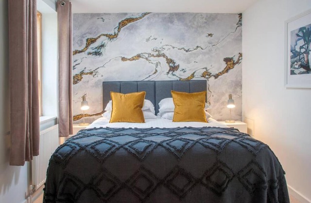 Clifton Jewel - 4 bed townhouse with parking. MyCityHaven