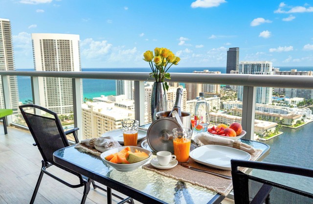 Close to Beach w/Views. Pool & Gym. Pet Friendly
