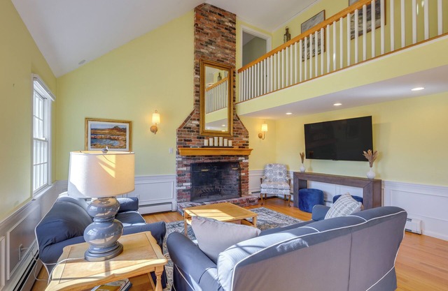 Close to Beaches: Gem w/Yard & Sunroom in Orleans