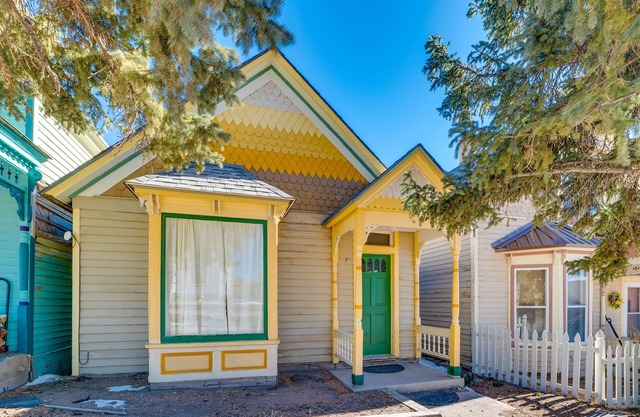 Close to Casinos + Trails: Historic Victor Cottage