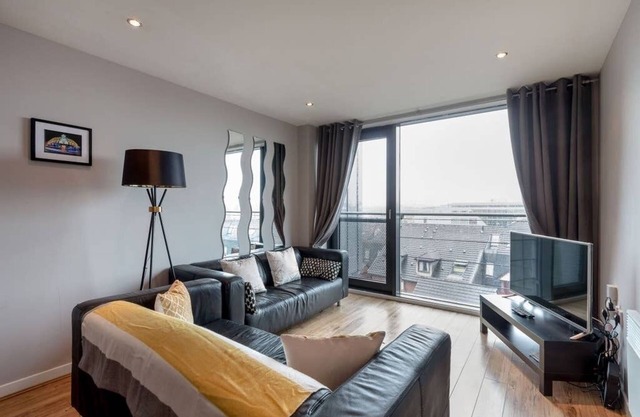 Close to Hydro/SECC: Modern Riverside Apt with Parking