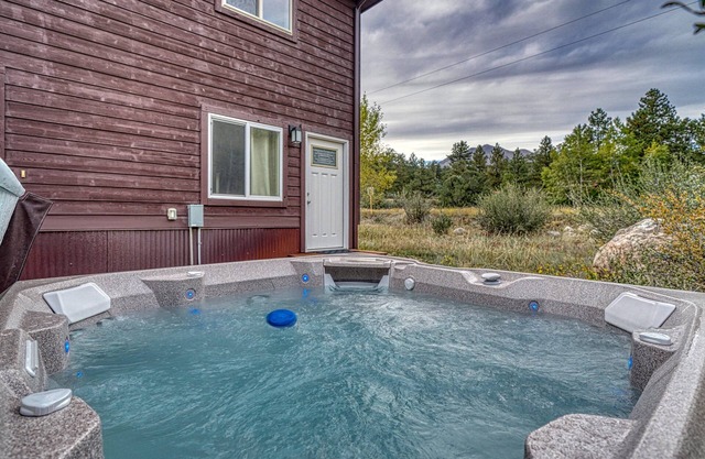 Close to Monarch and Salida with Mountain Views from the Hot Tub