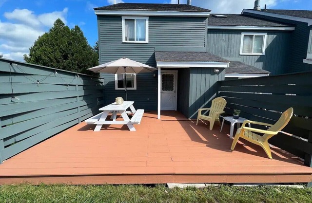 Close to shops/dining, river/town, pool access,Wifi & AC, deck. A0004 by LRS