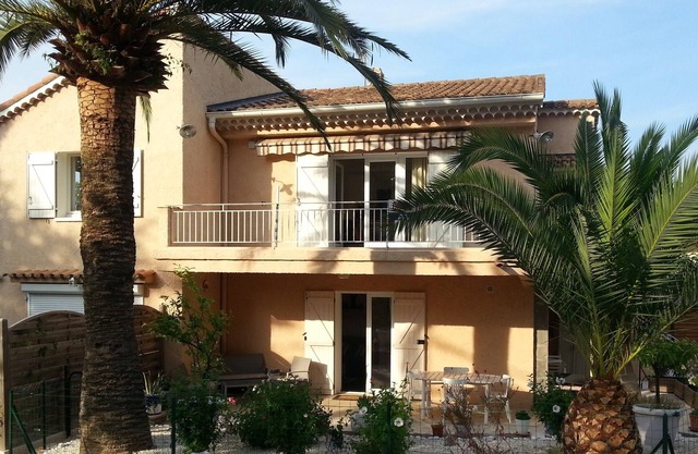 Close to the sea and shops, quiet wooded area, 1st floor villa apartment