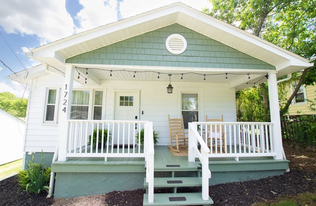 Close to UT and downtown Knox! Comfy SoKno bungalow