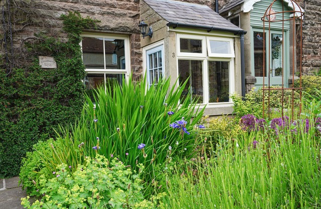 CLOUDBERRY COTTAGE, family friendly, with open fire in Birchover