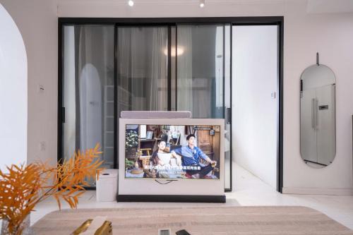 Cloudlike Serenity-Family Apartment in Central Shanghai