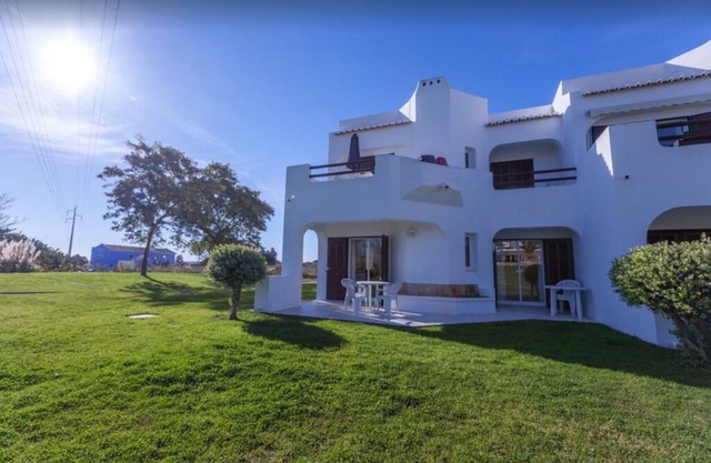 CLUBE ALBUFEIRA - Ground floor 3 bedroom, POOLSIDE Free WIFI + UK tv