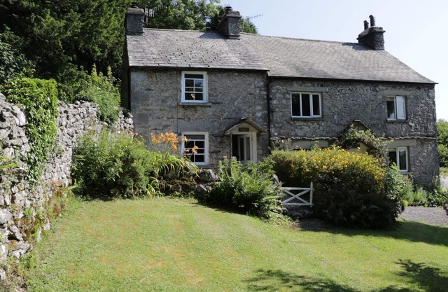 COACHMANS COTTAGE, romantic, character holiday cottage in Witherslack