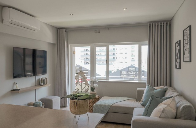 Coastal City Vibes: Stylish 2-Bedroom