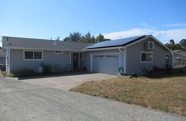Coastal Country Home in Cleone - walking distance to beach, trails and park
