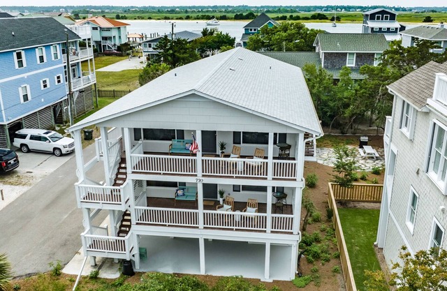 Coastal Getaway: Pet-Friendly, Across the street to the Beach
