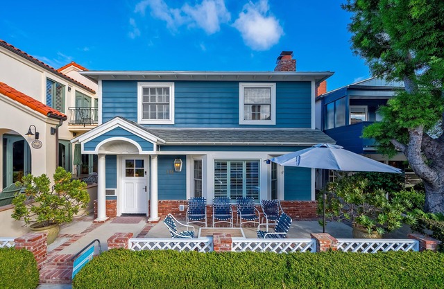 Coastal Modern Balboa Beach Cottage, Steps from Water 4 BD 4 BA