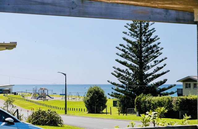 Coastal Retreat - Whiritoa Holiday House