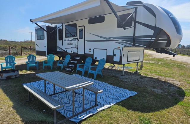 Coastal RV – Durango Half Ton 5th Wheel - Sleeps 6