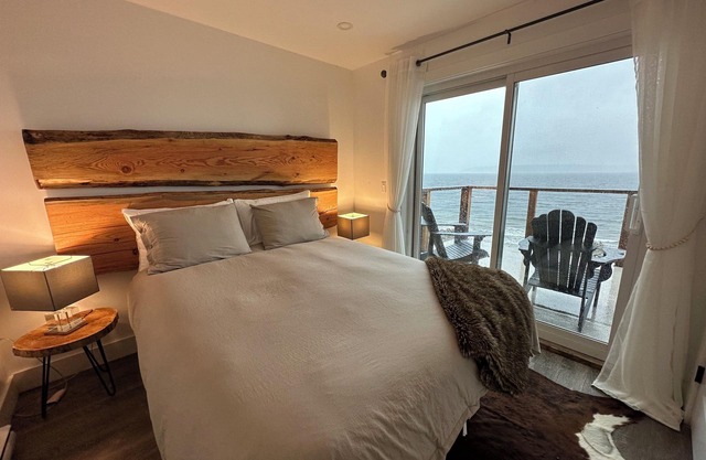 Coastal Storm Watching Retreat, Pet Friendly, Sauna (add-on) Hot Tub & Fireplace