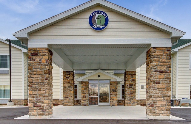 Cobblestone Hotel & Suites – Pulaski/Green Bay