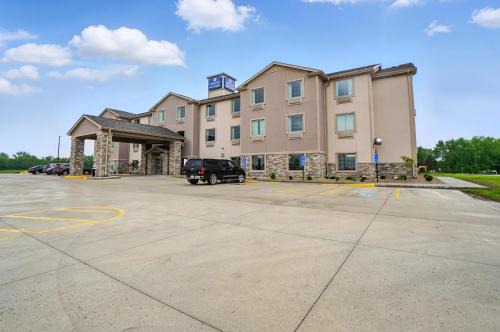 Cobblestone Hotel & Suites - Russells Point at Indian Lake