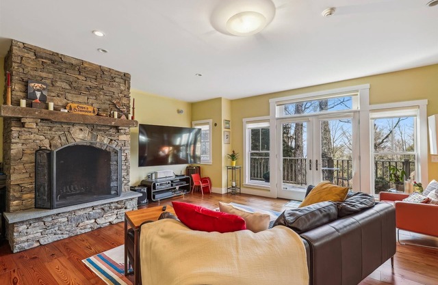 Cody's Clubhouse: 3 br, wood fireplace, firepit & deck