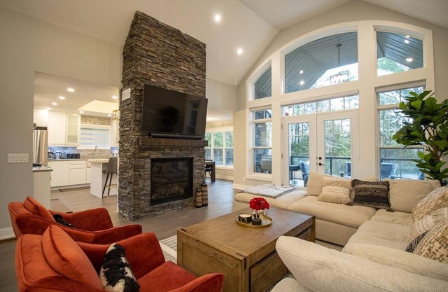 Coe Lake Haus - Newly-Built Luxury Cottage w/Unlimited Wi-Fi, AC, & Watercraft