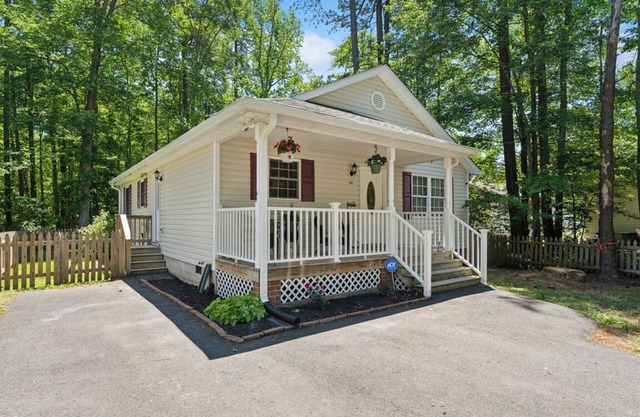 Colonial Beach Living and Loving!WiFi, streamTV,2 Full Baths. Clean & New!