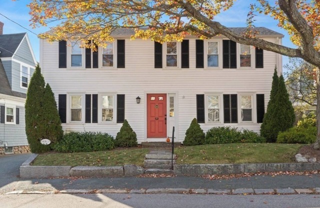 Colonial on High: Steps to Bearskin Neck shops, restaurants, beaches, and more!