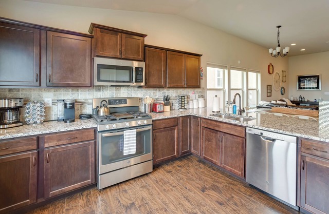 Colorado Springs Townhome w/Game Room & Mtn Views