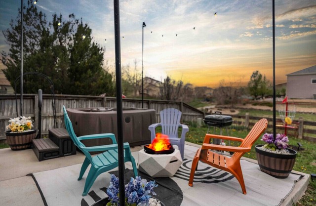 Colorful Colorado house by DIA Airport Rockies & Downtown!