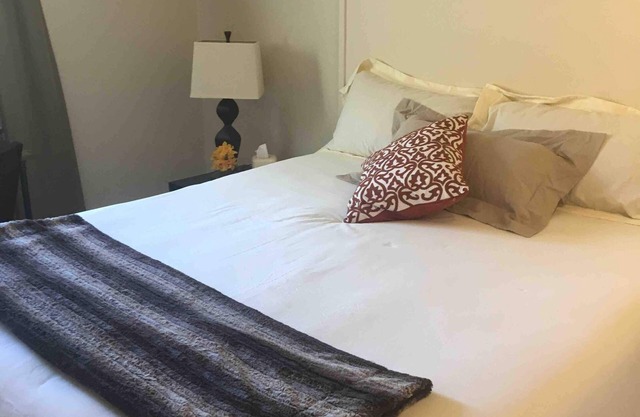Colorful Quaint 2BR Colorado Condo / included Continental Breakfast!❤
