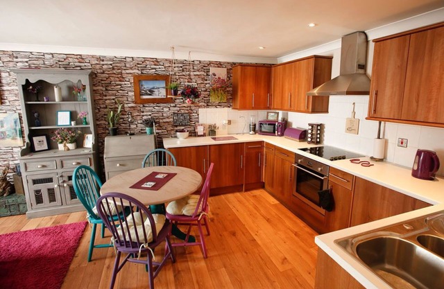 Colourful Quirky Apartment Opposite Shire Park