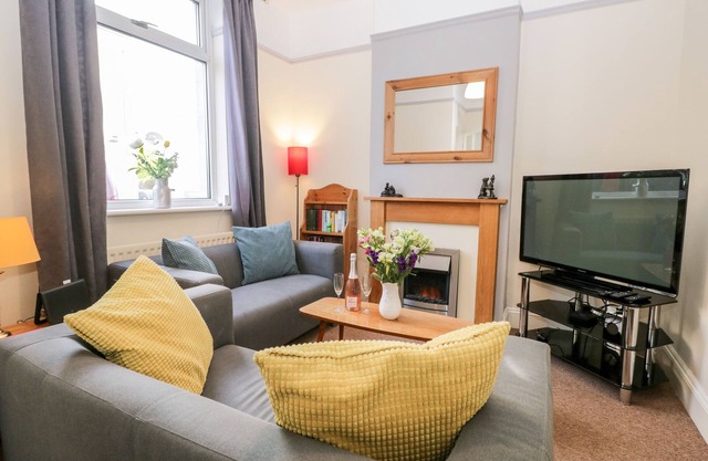 COMBE COTTAGE, pet friendly, with a garden in Silecroft
