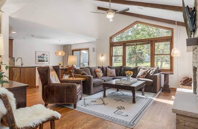 Come Enjoy Our 3000 Sq Ft Home & Built-In Hot Tub - Gather Up Your Family and Friends!