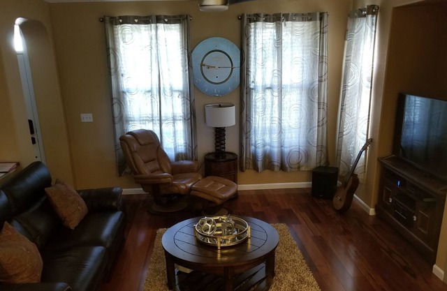 Come Feel Like Home in Natomas! Minutes to the airport, downtown, and old town.