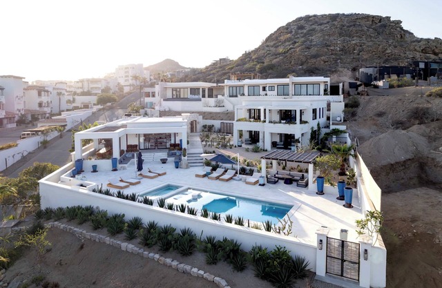 Come see 35 whales a day. Amazing New Villa.